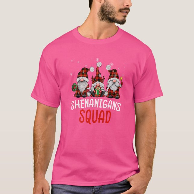 Camiseta Shenanigans Squad Gnomos Buffalo Xadrez Red Christ (Frente)