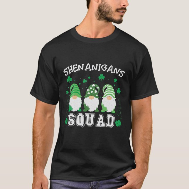 Camiseta Shenanigans Squad Gnomos Segurando Rua Shamrock Pa (Frente)