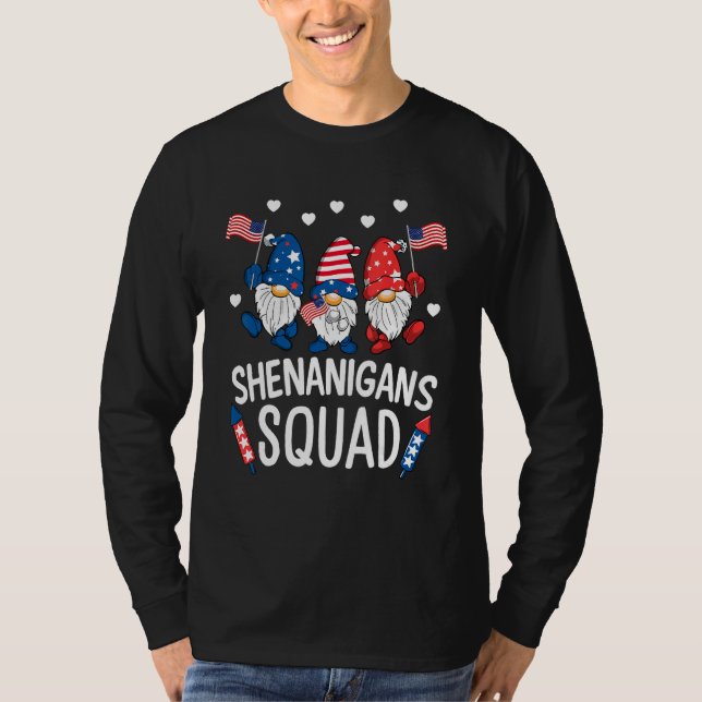 Camiseta Shenanigans Squad Happy 4th Of July  Gnome Patriot (Frente)