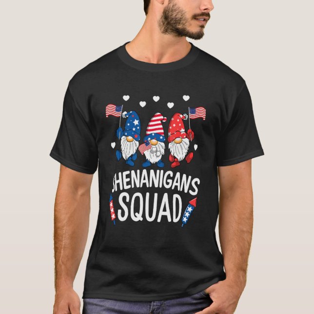 Camiseta Shenanigans Squad Happy 4th Of July  Gnome Patriot (Frente)
