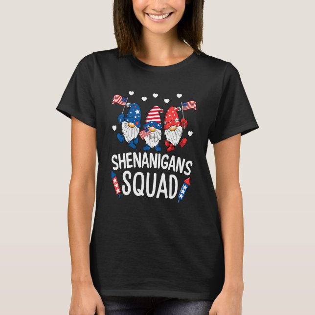 Camiseta Shenanigans Squad Happy 4th Of July  Gnome Patriot (Frente)