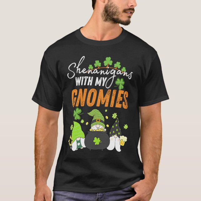 Camiseta Shenanigans With My Gnomies St Patrick's Day Gnome (Frente)