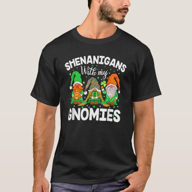 Camiseta Shenanigans With My Gnomies St Patrick's Day Gnome (Frente)