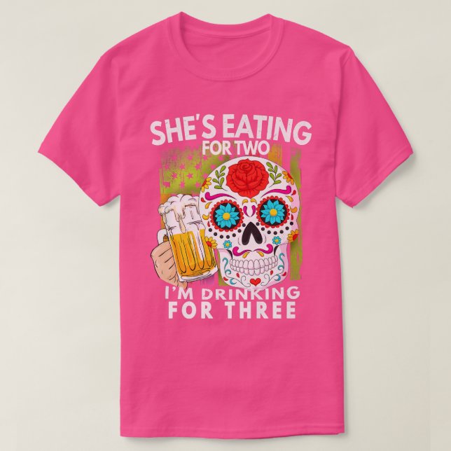 Camiseta Shes Eating For 2 Im Drinking For 3 Pregnancy Anno (Frente do Design)