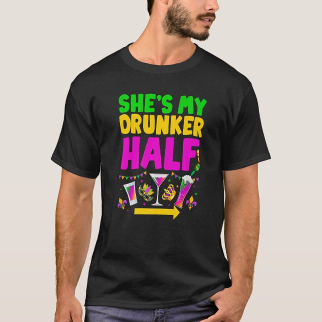Camiseta She's My Drunker Half Funny Couple Mardi Gras Carn (Frente)