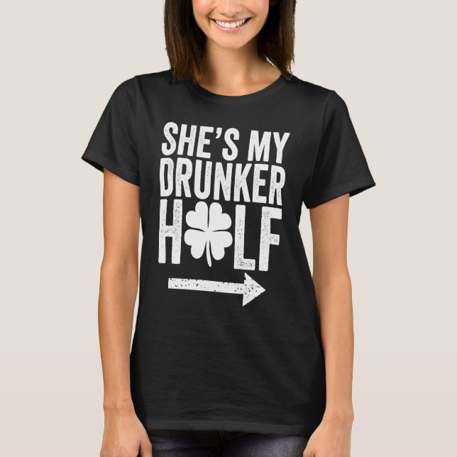 Camiseta She's My Drunker Half  St Patricks Day Couple Sham (Frente)
