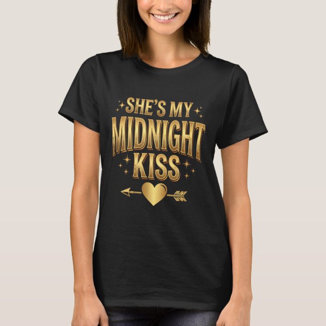 Camiseta She's My Midnight Kiss Happy New Year Matching Cou (Frente)