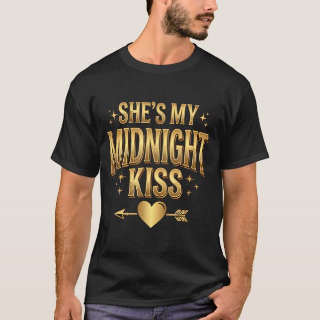 Camiseta She's My Midnight Kiss Happy New Year Matching Cou (Frente)
