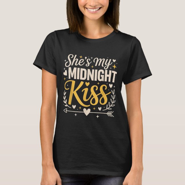 Camiseta She's My Midnight Kiss Happy New Year Matching Cou (Frente)