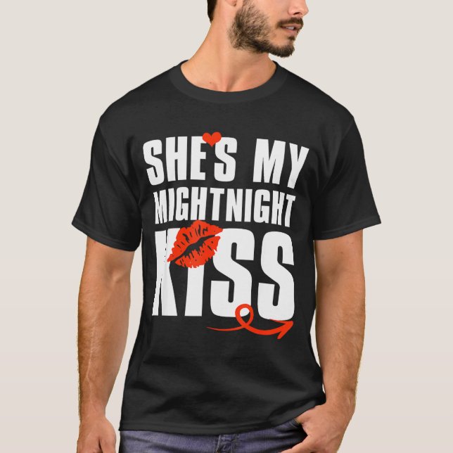 Camiseta She's My Midnight Kiss Happy New Year Matching Fun (Frente)
