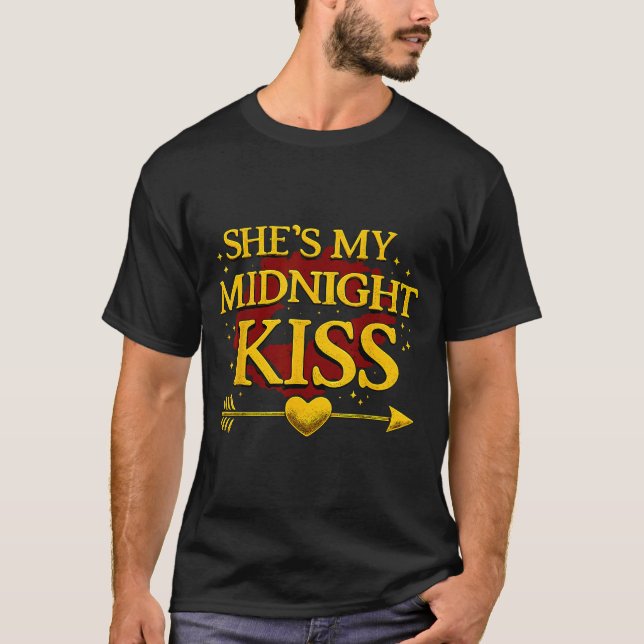 Camiseta She's My Midnight Kiss Matching Couples Valentine’ (Frente)