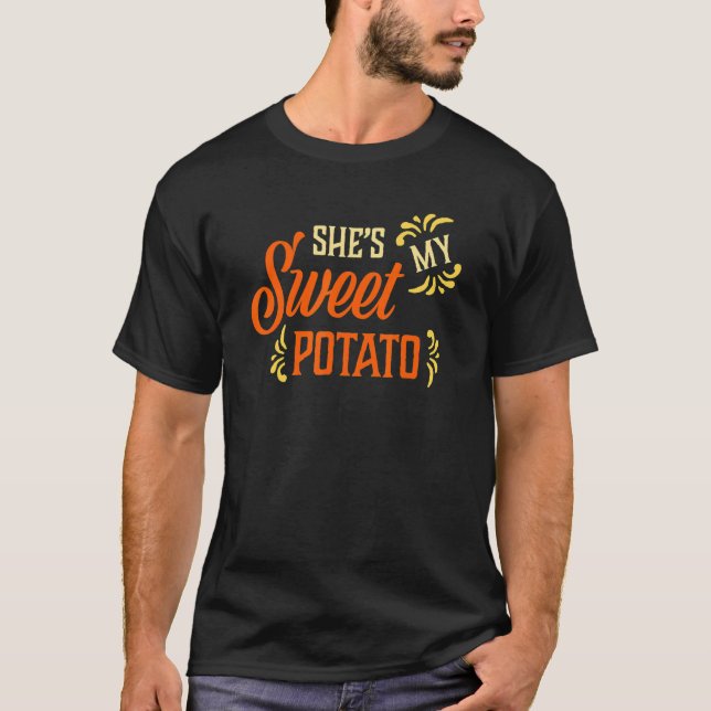 Camiseta She's My Sweet Potato Couples Family  Thanksgiving (Frente)