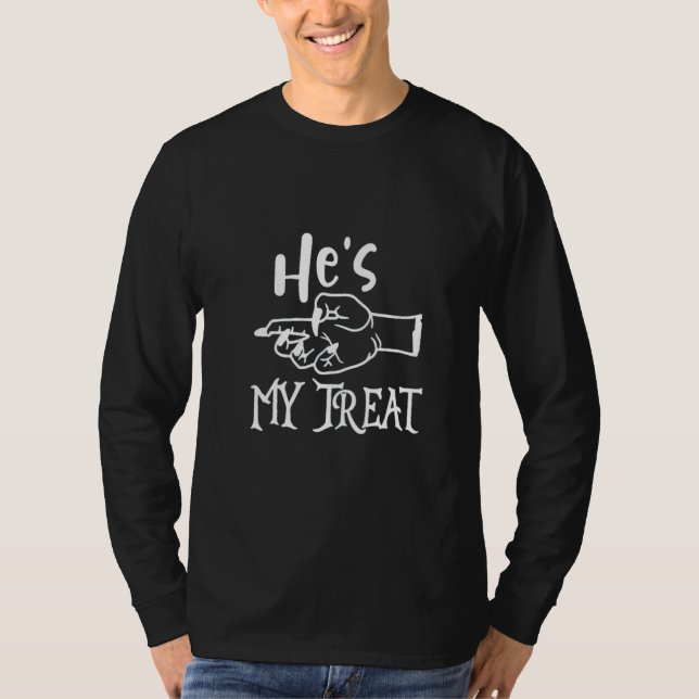 Camiseta She's My Trick He's My Treat Couples Skeleton Hand (Frente)