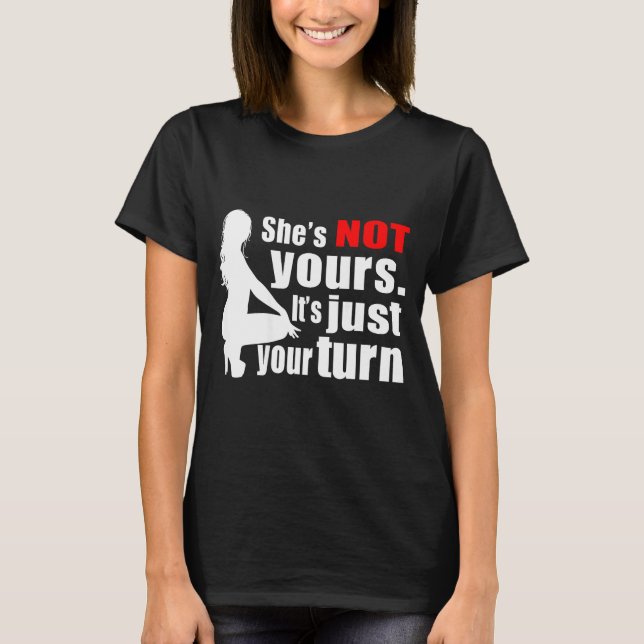 Camiseta She's Not Yours It's Just Your Turn Y Hot Girl (on (Frente)