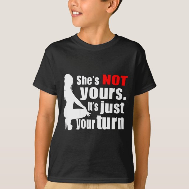 Camiseta She's Not Yours It's Just Your Turn Y Hot Girl (on (Frente)