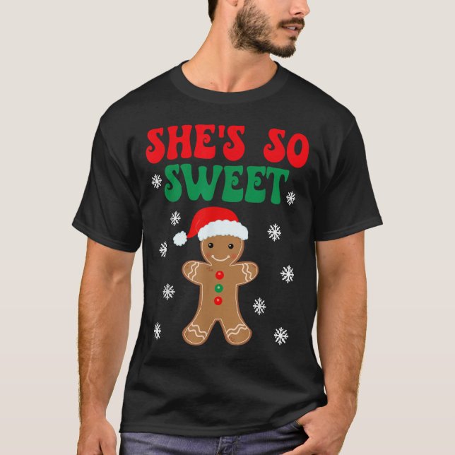 Camiseta She's So Sweet Funny Gingerbread Couples Christmas (Frente)