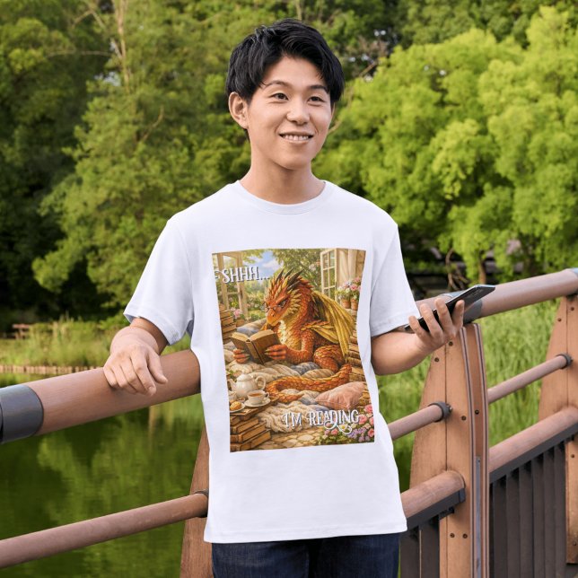 Camiseta Shhh… Estou Lendo Leitura Aconchegante Dragão  (Criador carregado)