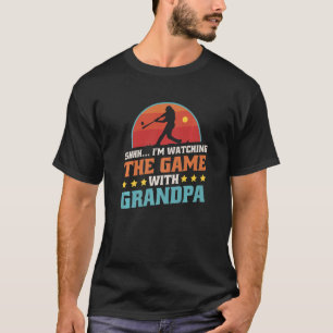 Camiseta Shhhu2026 Estou Assistindo O Jogo Com O Avô, Base