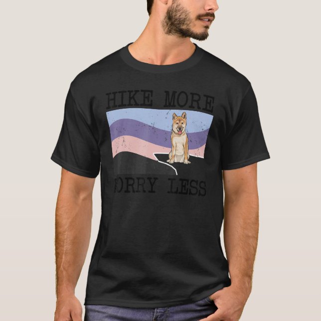 Camiseta Shiba Inu Caminha Mais Preocupada Menos Caminhada  (Frente)