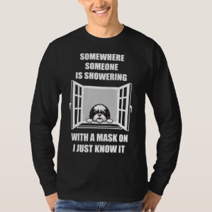 Camiseta Shih Tzu Em Algum Lugar Alguém Está Se Tocando Com