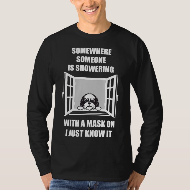 Camiseta Shih Tzu Em Algum Lugar Alguém Está Se Tocando Com (Frente)