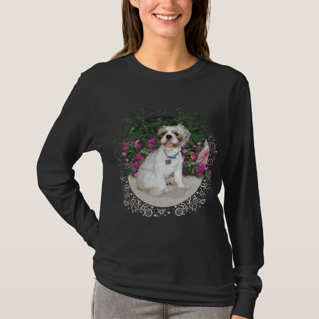 Camiseta Shih Tzu em um Jardim (Frente)