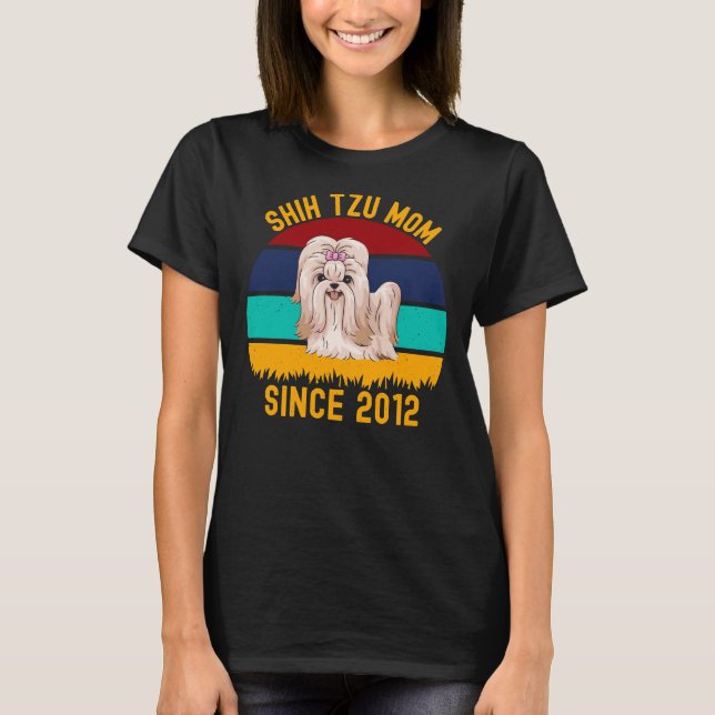 Camiseta Shih Tzu Mãe Desde 2012 Cães Canta (Frente)