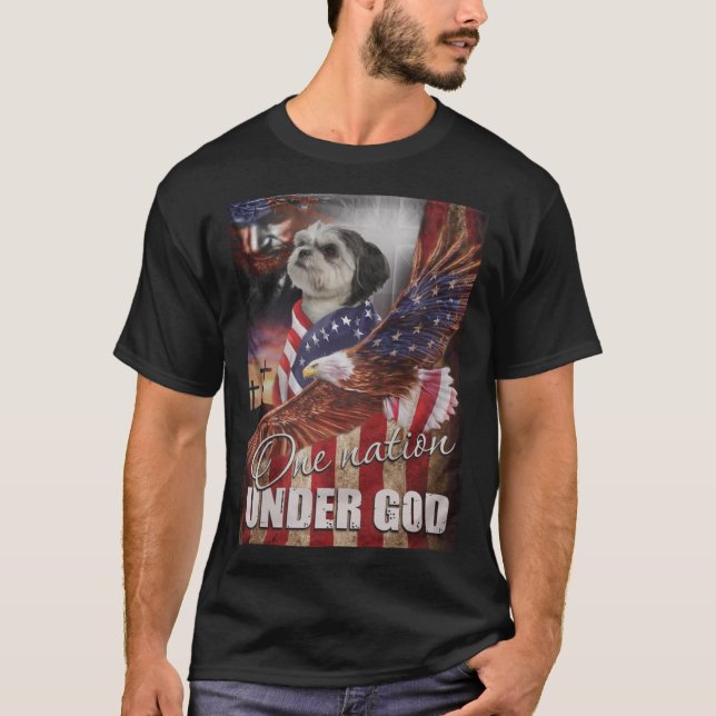 Camiseta Shih Tzu One Nation Sob Deus Bandeira Shih Tzu (Frente)