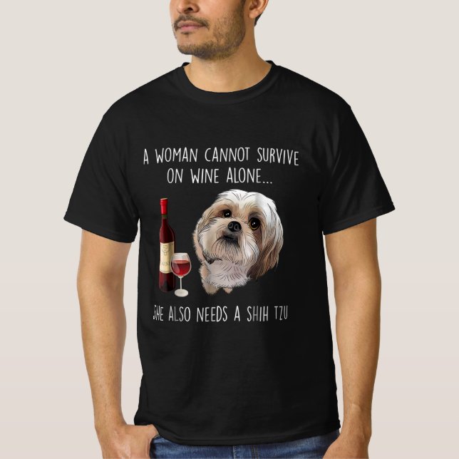 Camiseta Shih Tzu| Uma mulher não pode sobreviver apenas de (Frente)