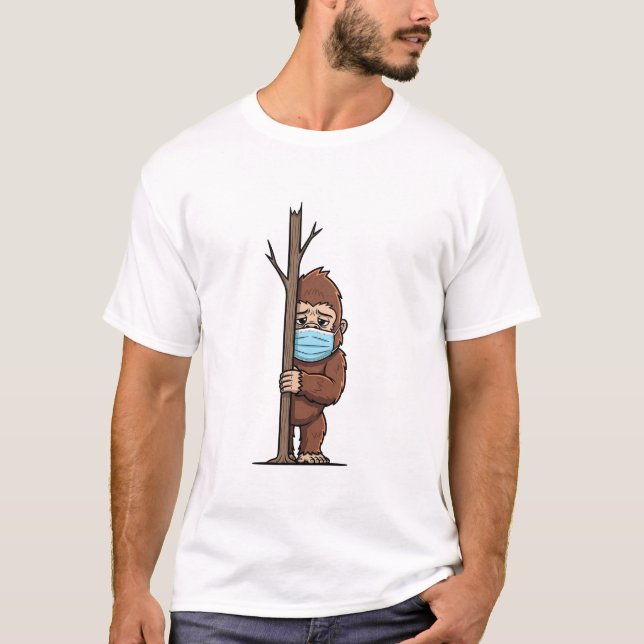 Camiseta Shy Bigfoot in Medical Mask Peeking Behind (Frente)