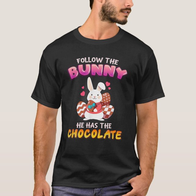 Camiseta Siga O Coelhinho Que Ele Tem Felz pascoa De Chocol (Frente)