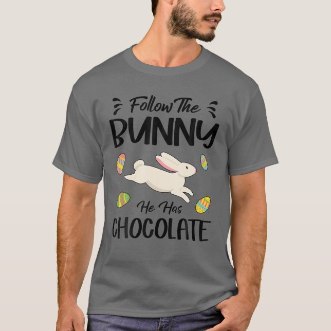 Camiseta Siga O Coelhinho Que Ele Tem Páscoa De Chocolate E (Frente)