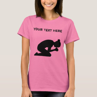 Camiseta Silhueta da mulher em seus joelhos que Praying