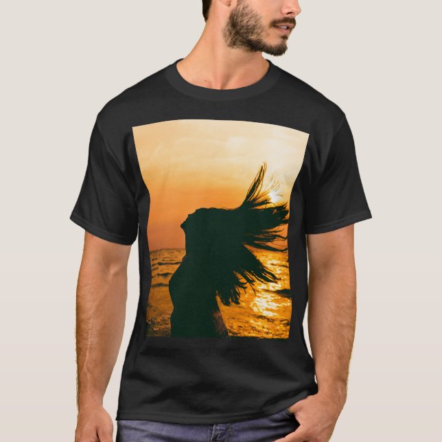 Camiseta Silhueta de garota, pôr do sol do mar, liberdade. (Frente)