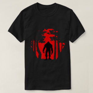 Camiseta Silhueta de Pé-grande na Floresta Vermelha