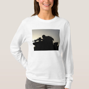 Camiseta Silhueta de um artilheiro da arma automática do