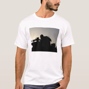 Camiseta Silhueta de um artilheiro da arma automática do