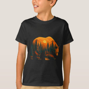 Camiseta Silhueta de urso com paisagem florestal e pôr do s