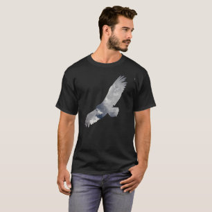 Camiseta Silhueta do pássaro em vôo suportada por nuvens