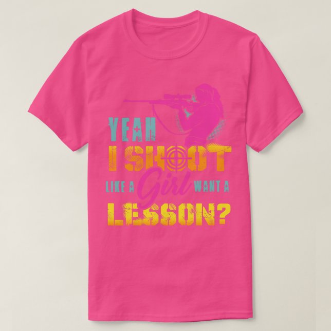 Camiseta Sim, Atiro Como Uma Garota Quer Uma Arma De Caça D (Frente do Design)