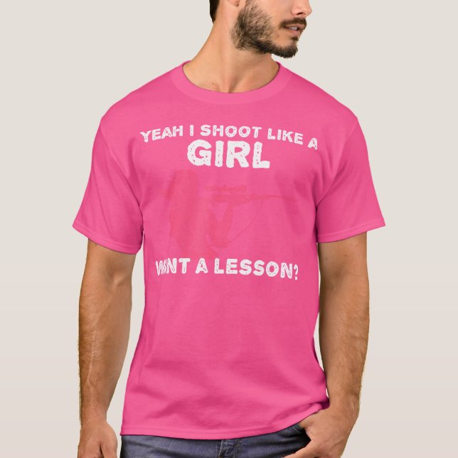 Camiseta Sim, Atiro Como Uma Garota Quer Uma Lição Engraçad (Frente)