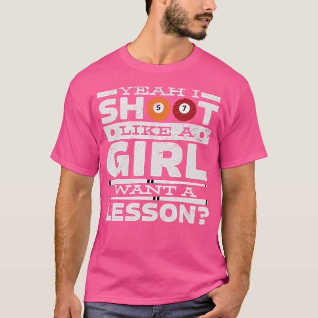 Camiseta Sim, Atiro Como Uma Garota Quer Uma Lição Para Bil (Frente)