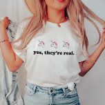 Camiseta Sim, eles são reais | Funny Unicorn Emoji<br><div class="desc">O unicórnio emoji está finalmente aqui! Comemore com esta engraçada equipe com três emojis unicórnios e "Sim,  Eles são Reais" em uma fonte preta e retrô.</div>
