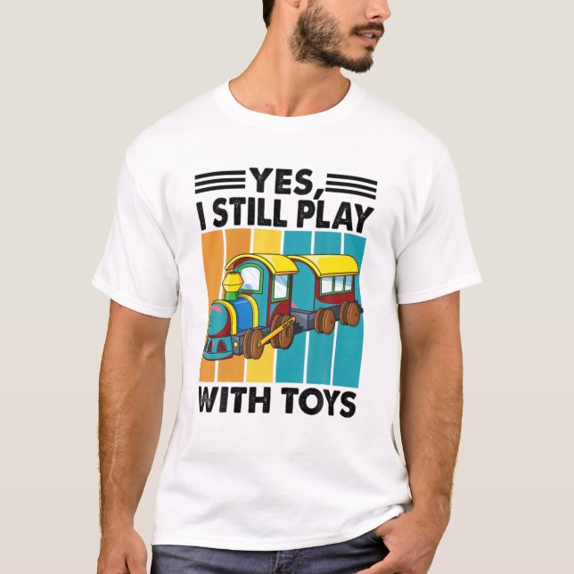Camiseta Sim, Eu Ainda Brinco Com Brinquedos - Comboios - C (Frente)