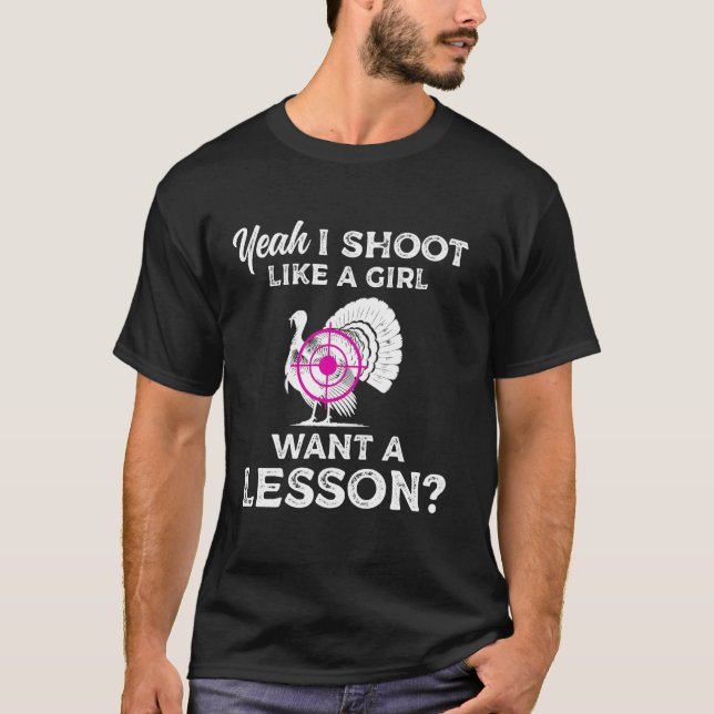 Camiseta Sim, Eu Atiro Como Uma Garota Quer Uma Lição Caça  (Frente)
