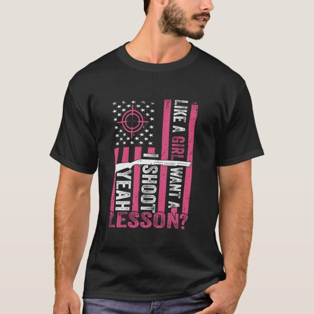 Camiseta Sim, Eu Atiro Como Uma Garota Quer Uma Lição Caçan (Frente)