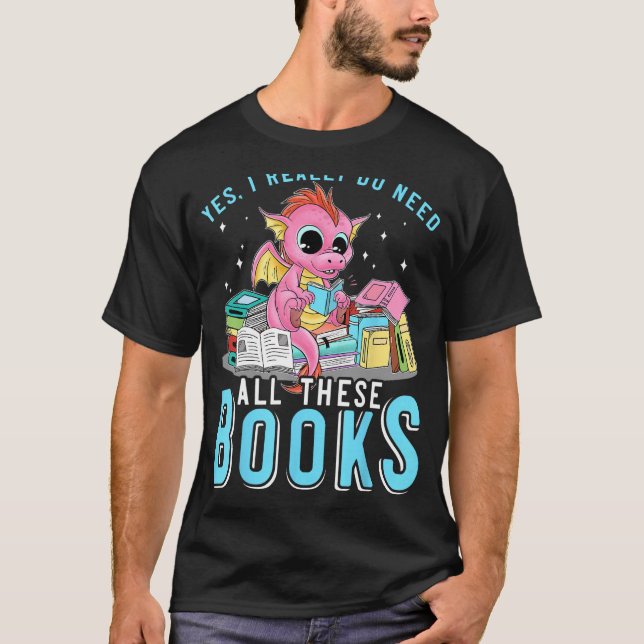 Camiseta Sim, Eu Preciso De Todos Estes Livros Lendo Dragão (Frente)