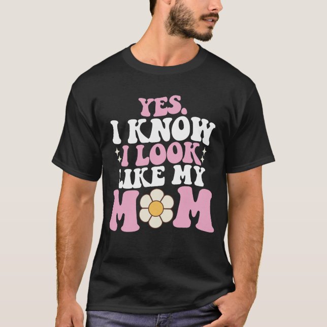 Camiseta Sim, eu sei que eu pareço com minha mãe Dia das Mã (Frente)
