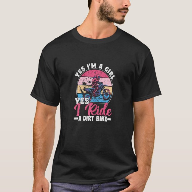 Camiseta Sim, eu sou uma garota. Sim, eu viajo uma motocado (Frente)