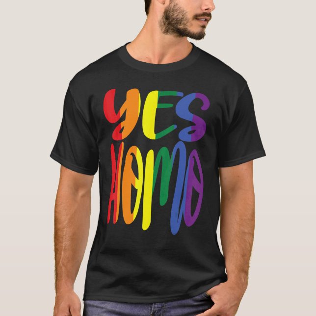 Camiseta sim, homo, cores arco-íris no ditado (Frente)